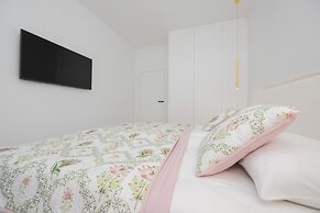 Grzybowska Apartment by Renters Prestige