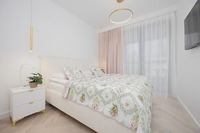 Grzybowska Apartment by Renters Prestige
