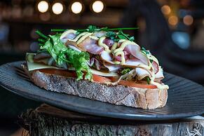 Spacious Villa in Forest Park