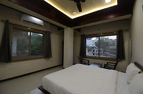 Hotel Shri Dhwaja Inn