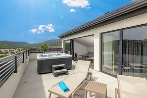 Villa Betelgeuse Supernova