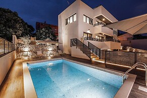 Villa Betelgeuse Supernova