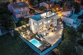 Villa Betelgeuse Supernova