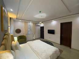 Shortlethomes- Renee's Luxury Apartments