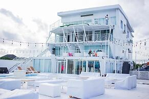 WHITE DECK BEACH RESORT