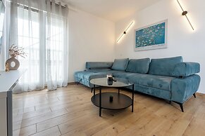 Modern apt With Balcony, 12 min Walk to the Beach