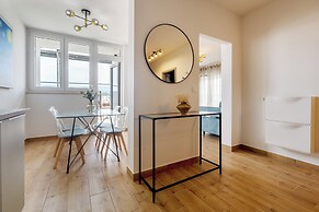 Modern apt With Balcony, 12 min Walk to the Beach