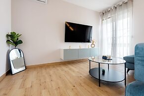Modern apt With Balcony, 12 min Walk to the Beach