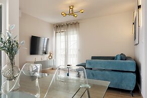 Modern apt With Balcony, 12 min Walk to the Beach
