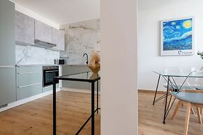 Modern apt With Balcony, 12 min Walk to the Beach