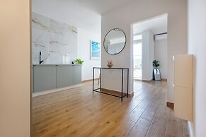 Modern apt With Balcony, 12 min Walk to the Beach