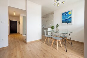 Modern apt With Balcony, 12 min Walk to the Beach