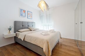 Modern apt With Balcony, 12 min Walk to the Beach