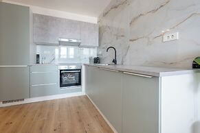 Modern apt With Balcony, 12 min Walk to the Beach