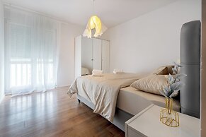 Modern apt With Balcony, 12 min Walk to the Beach