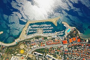 Modern apt With Balcony, 12 min Walk to the Beach