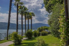 Casa Fiorita Pool and Lake