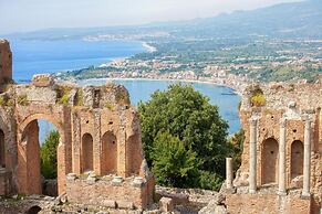 Baia Degli Dei Trilo Close To Taormina