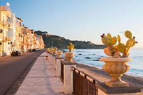 Baia Degli Dei Trilo Close To Taormina