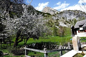 Bram La Fam 32 few Steps From Skiing