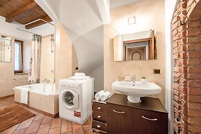 Laura - Center Sal - Child Friendly