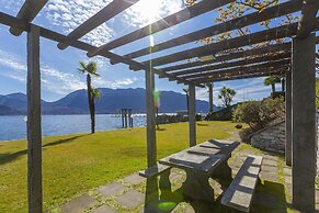 Blu Lake Apartment on Ghiffa Beach