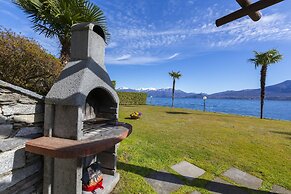 Blu Lake Apartment on Ghiffa Beach