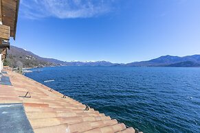 Blu Lake Apartment on Ghiffa Beach