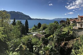 Blu Lake Apartment on Ghiffa Beach