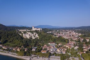 Vista di Maccagno Fantastico Pool