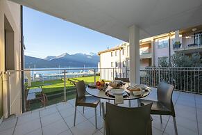 Vista di Maccagno Fantastico Pool