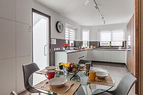 Exceptional Sunlit Apart Marsaskala Bay