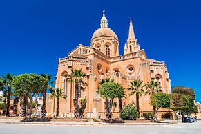 Sea and sun Views 2bd Apt Marsalforn Gozo