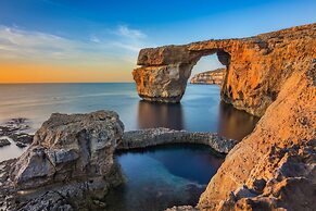 Sea and sun Views 2bd Apt Marsalforn Gozo