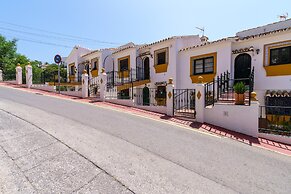 Sunny Tranquility With Pool