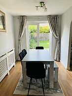 Housesleeps5-parking-garden-privateentrance