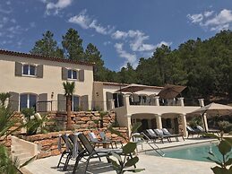 Contemporary Villa With Swimming Pool