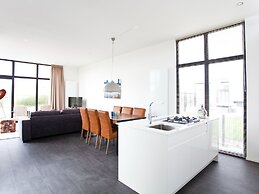 Modern Holiday Home 600 m From the sea