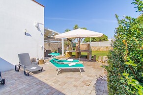 Villa Marzia With Garden and Near the sea