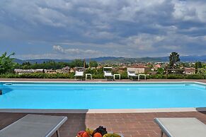 Villa Faccioli Deodara With Shared Pool