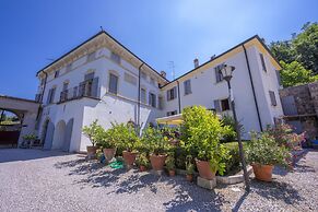 Villa Faccioli Deodara With Shared Pool