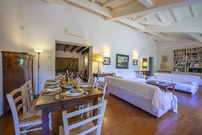 Villa Faccioli Deodara With Shared Pool