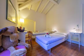 Villa Faccioli Deodara With Shared Pool