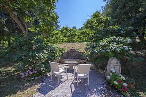 Villa Faccioli Deodara With Shared Pool