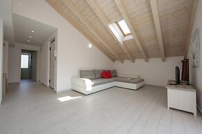 Silver Lake Apartment