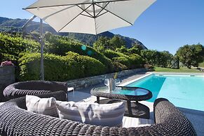 Oasi di Castelveccana Apt Pool and View