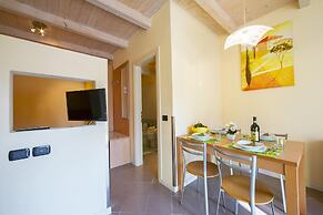 Yellow Apartment Desenzano With Smart TV