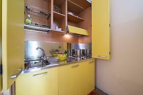Yellow Apartment Desenzano With Smart TV