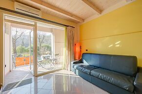 Yellow Apartment Desenzano With Smart TV