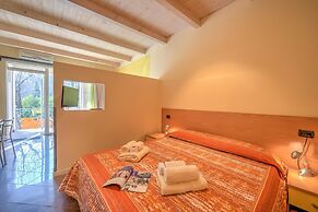 Yellow Apartment Desenzano With Smart TV